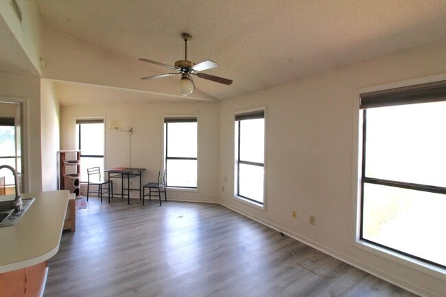 Building Photo - 1BR/1BA Top Floor Condo – Island Green (Tr...