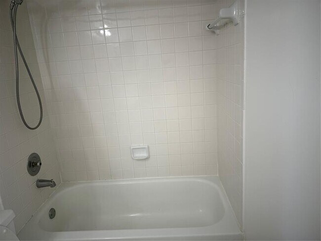 Building Photo - 10007 Winding Lake Rd