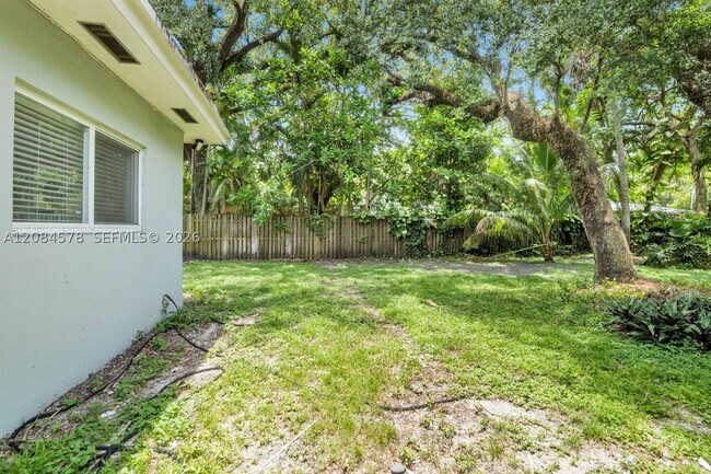 Building Photo - 1548 SW 23rd St
