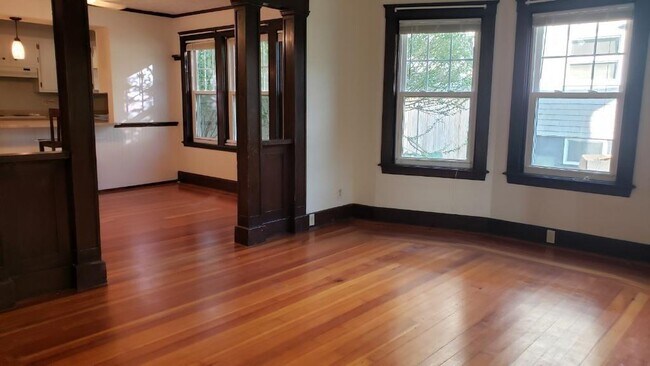 Building Photo - 58-58 Rochambeau Ave