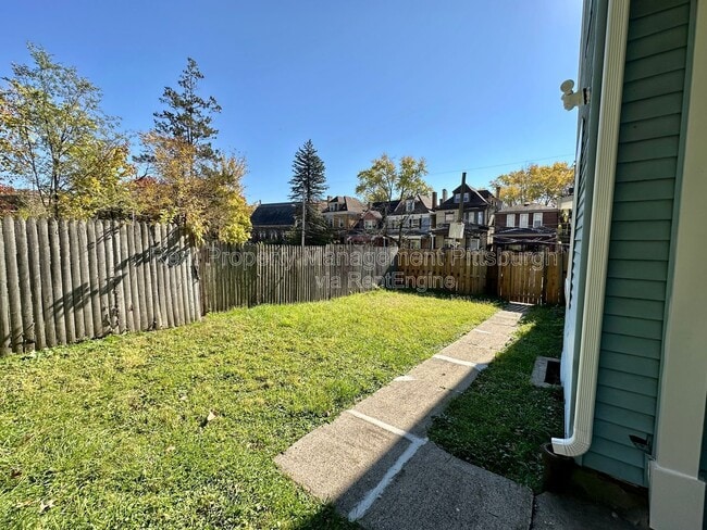 Building Photo - 1379 Paulson Ave