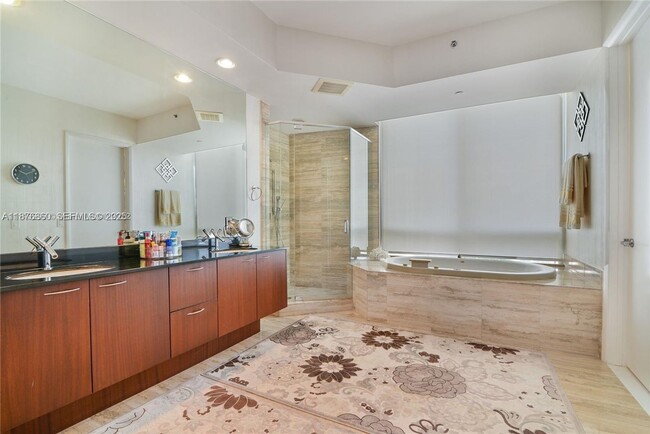 Building Photo - 15811 Collins Ave
