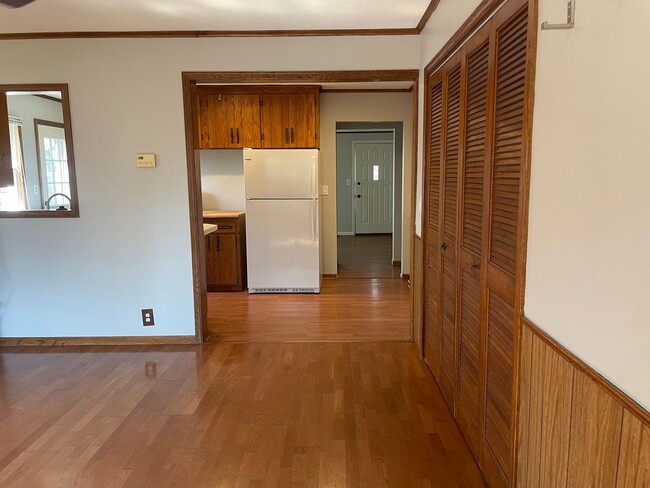 Building Photo - Charming Bungalow Available - Walk To Sout...