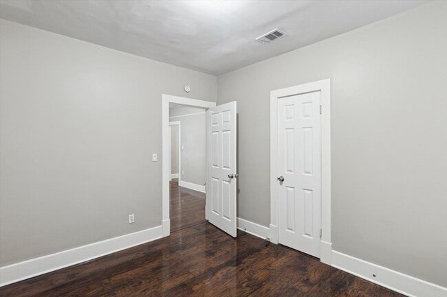 Building Photo - Large Downtown 3BR/2BR House Walking Distance to Forsyth Park