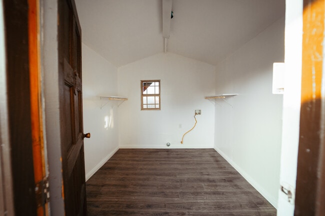 Building Photo - 232 E Marengo Ave