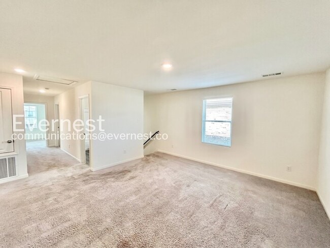Building Photo - 5 Bed/3 Bath Home with Fenced Yard & Garage / Pet-Friendly / Available Now!