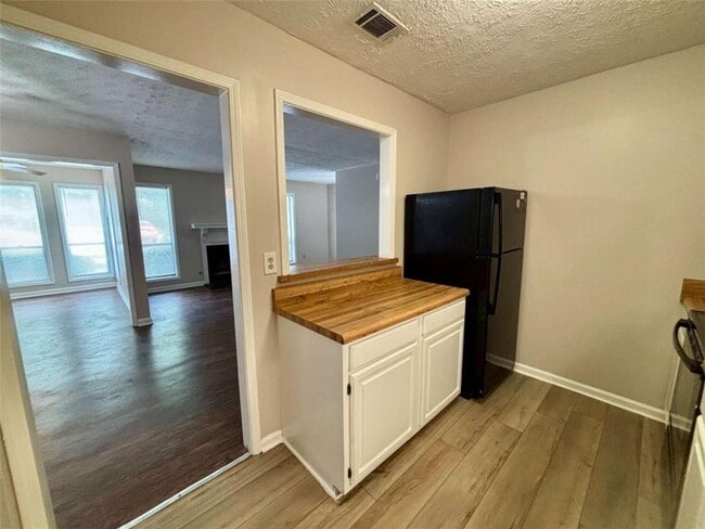 Building Photo - 3841 Woodridge Way