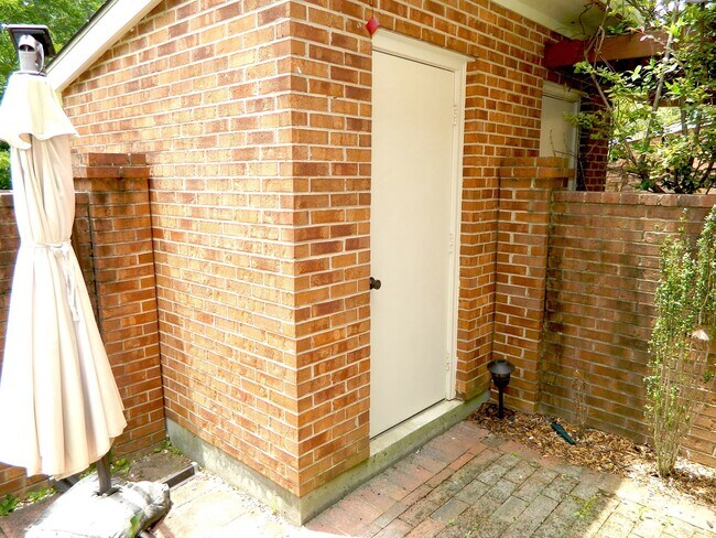 Building Photo - 407 Folkstone Cir