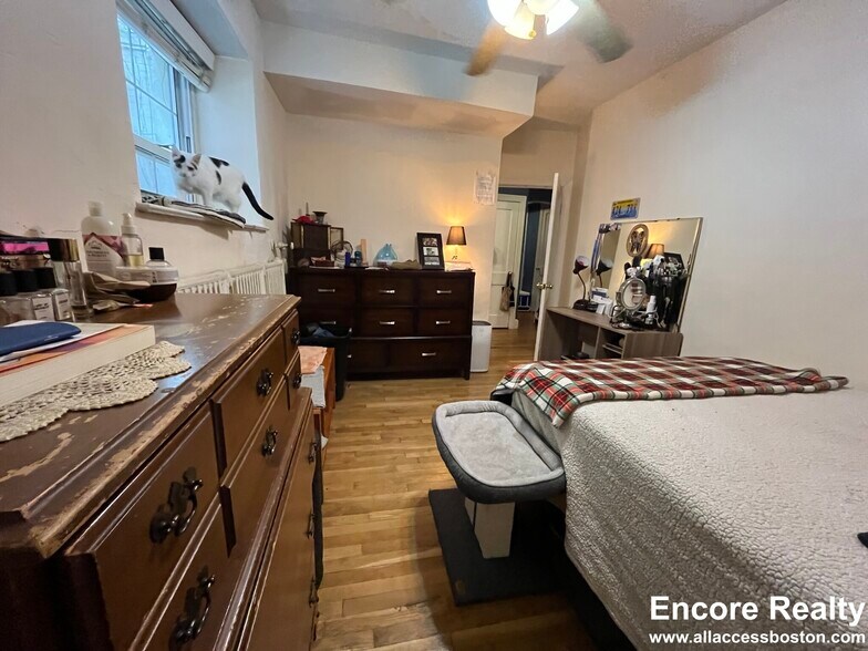 Building Photo - 1555 Beacon St