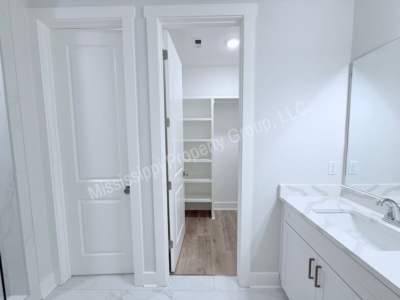 Building Photo - 684 Miramar Ln