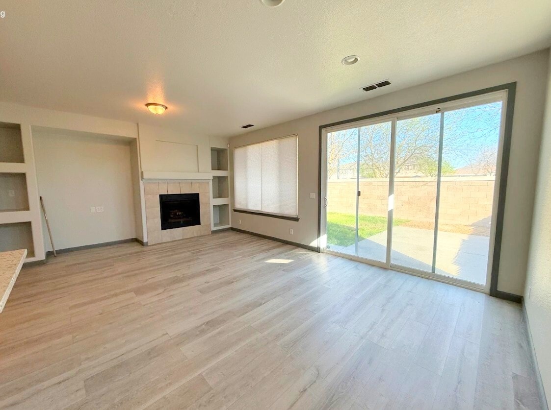 Building Photo - 633 Chandon Dr