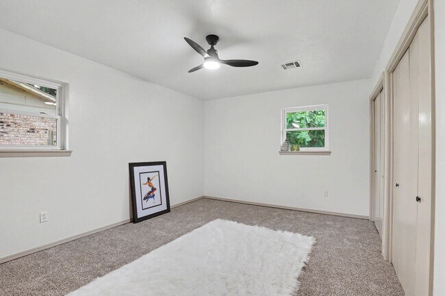 Building Photo - Adorable in Central Edmond