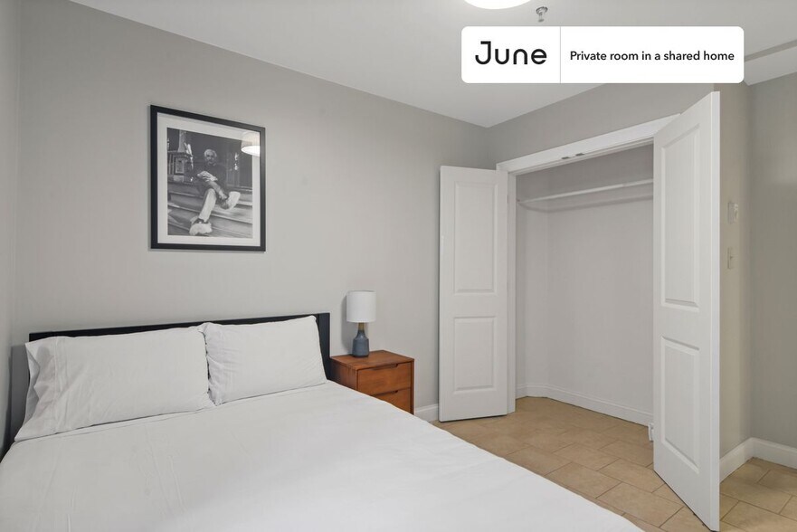 Building Photo - Room in Shared 5 bed/2.5 bath home in Roxbury