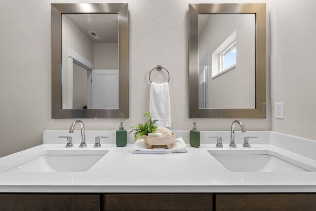 Building Photo - 2213 S Federal Way