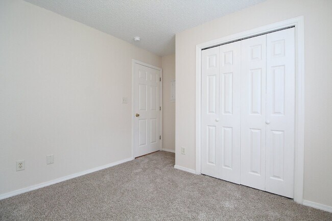 Building Photo - 2BR/2BA End Unit in West Pensacola – Pet F...