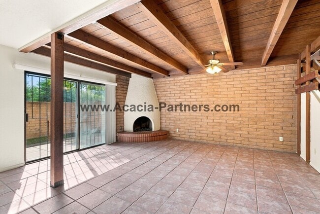 Building Photo - Spacious Three Bedroom/Three Bath Townhome