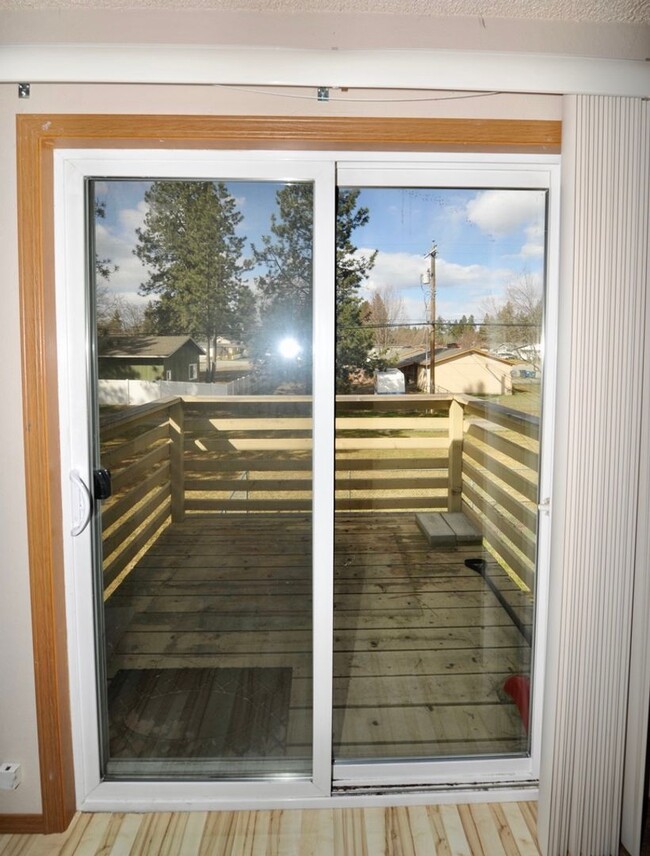Building Photo - 2 bed 1 bath apartment (4plex building)
