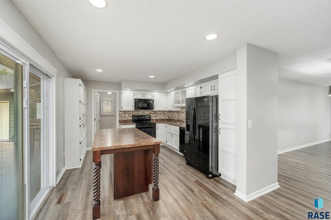 Building Photo - 2412 S Sheffield Cir