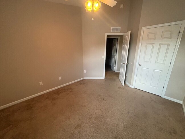 Building Photo - Amazing Neighborhood 3/3 W/Great Amenities!