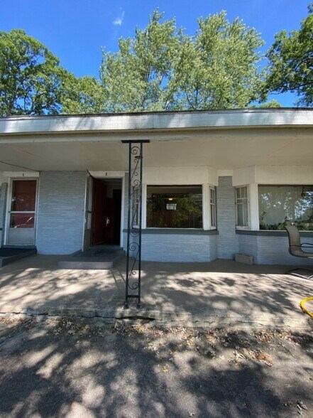 Building Photo - 8036 Lake Shore Dr