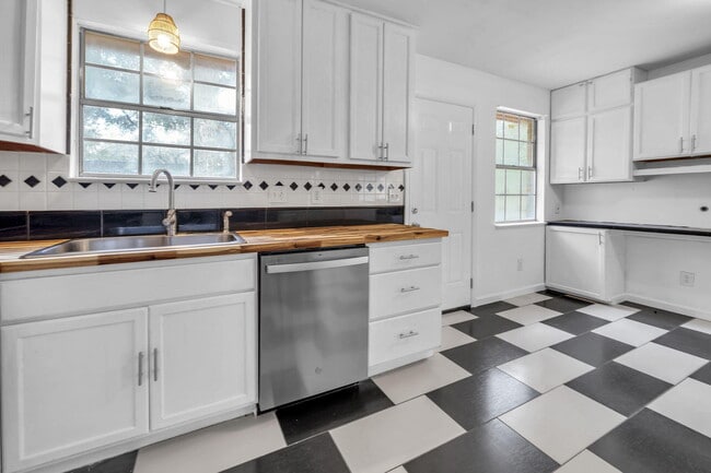 Building Photo - 1020 Pinetree Rd