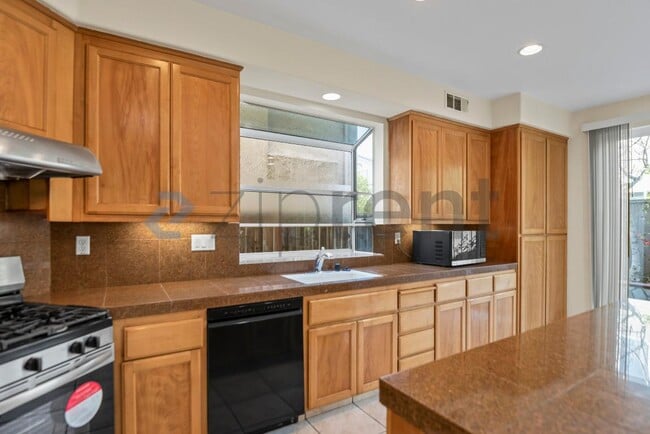 Building Photo - 709 Buriat St