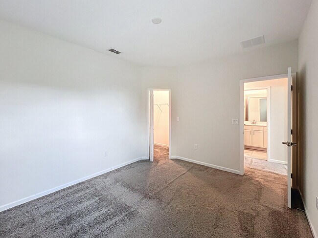 Building Photo - Available Now!  Charming 3-Bedroom Townhou...