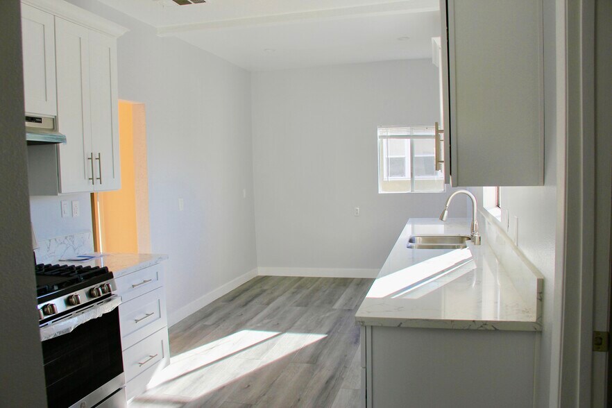 kitchen/ breakfast nook - 1239 S Hudson Ave