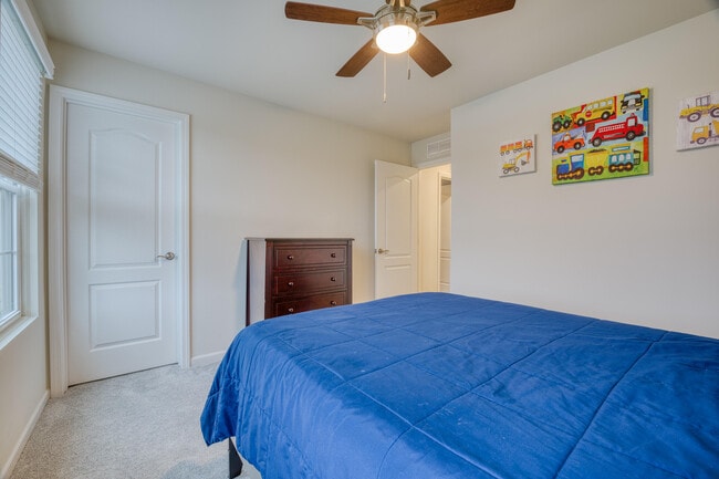 Building Photo - 2832 Fairgrove Cres