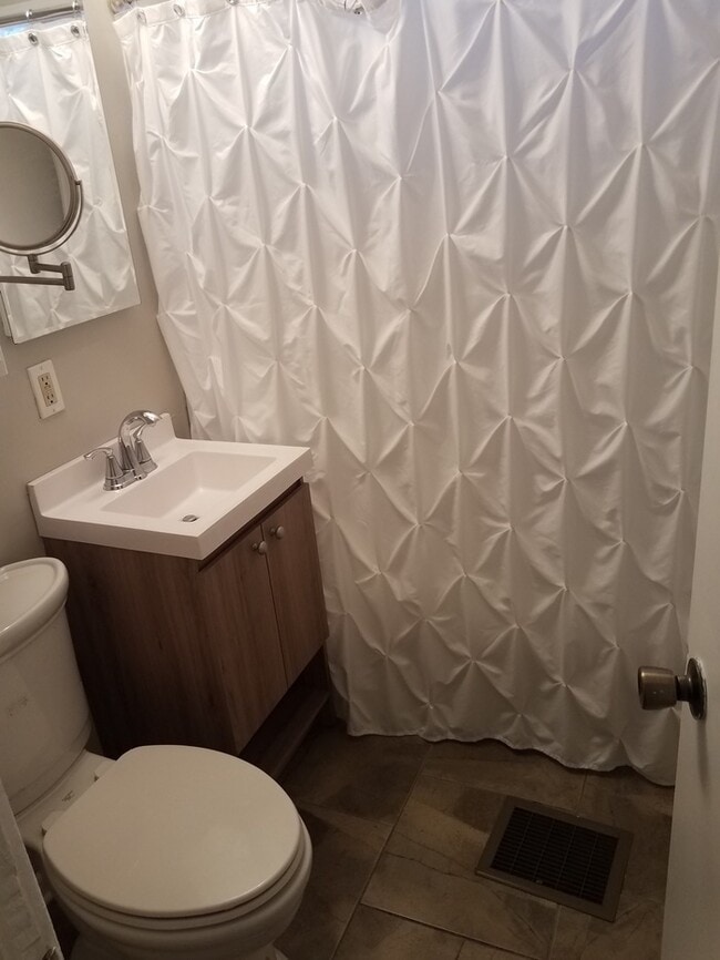 Building Photo - Beautifully rehabbed property