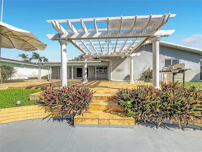 Building Photo - 2770 NE 8th Ct