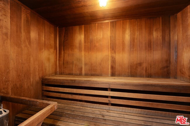 Building Photo - 906 N Doheny Dr