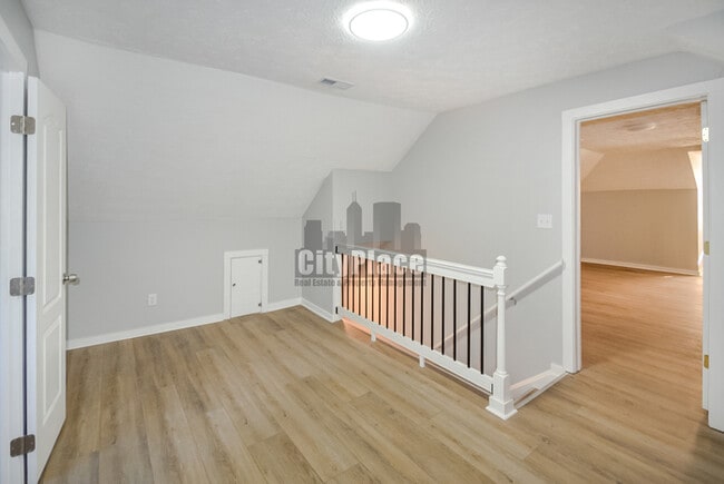 Building Photo - 2224 N Kenwood Ave