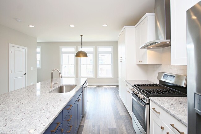 Building Photo - Spacious Cascadia Townhome With Rooftop Te...