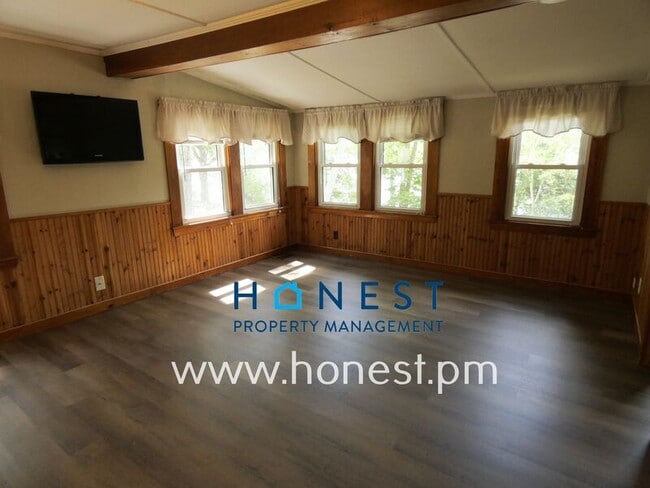 Building Photo - 523 Memorial Dr