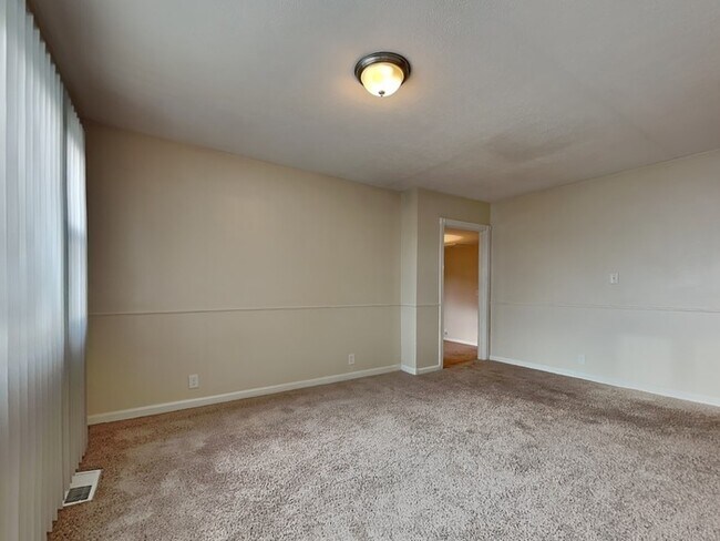Building Photo - 4 bed 2 bath in Fishers!