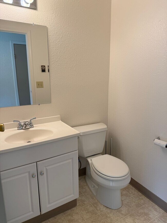 Building Photo - 2208 Wilson Ave