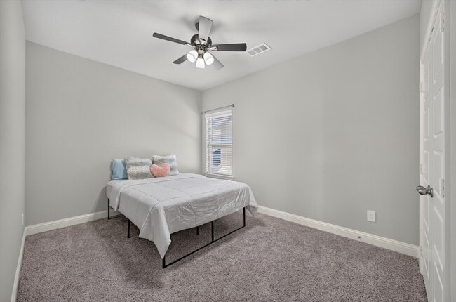 Building Photo - 12991 Vinson Dr