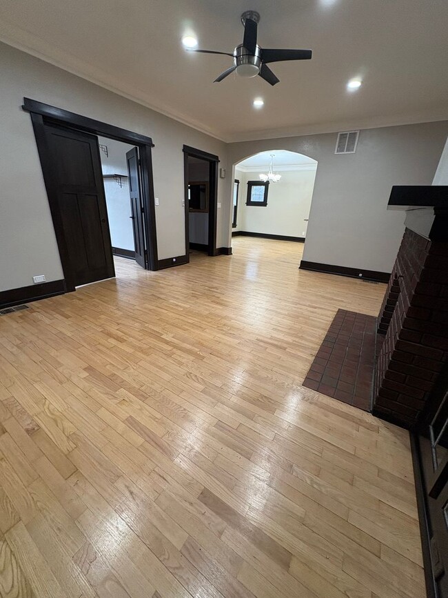 Building Photo - 4 Bedroom, 2 Full Baths and 2 1/2 Bath Hou...