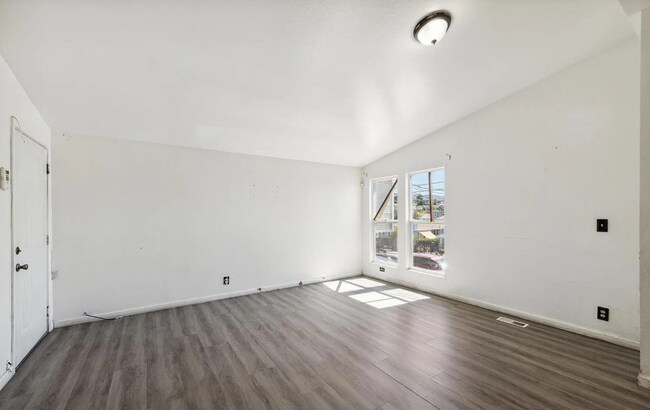Primary Photo - Charming Laurel District Apartment with Mo...