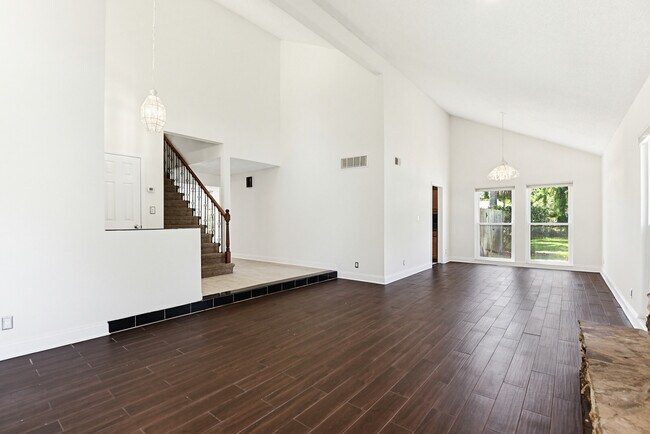 Building Photo - 6 Baywood Dr