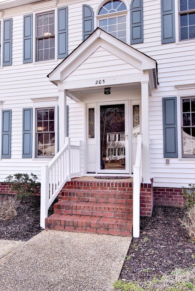 Building Photo - Spacious and Updated Yorktown Home