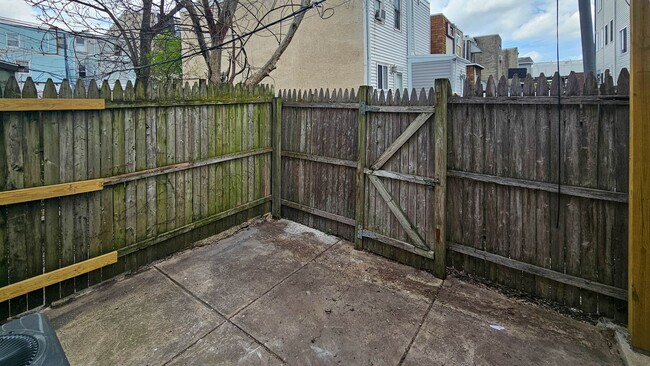 Building Photo - Must See!