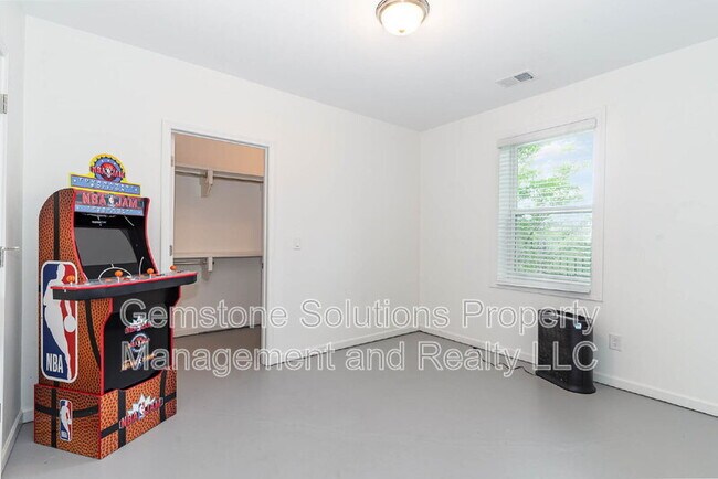 Building Photo - 6343 Wildwood Dr