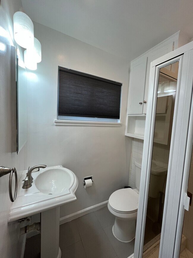 Building Photo - AVAILABLE NOW! Encino home w/all appliance...