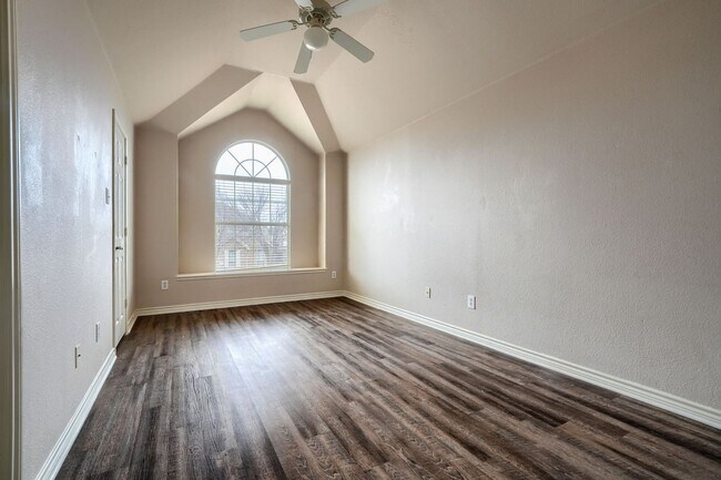 Building Photo - Stunning 5-Bedroom Home with Spacious Backyard and Modern Upgrades