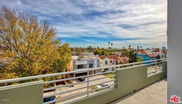 Building Photo - 817 N Alfred St