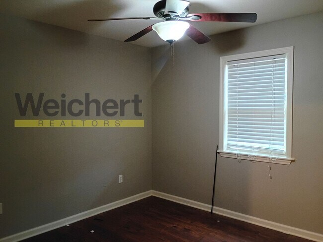 Building Photo - Comfortable 3BR/2BA with Garage & Fenced Backyard