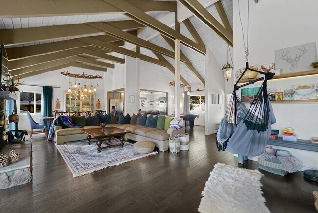 Building Photo - Beautiful 5 Bedroom 3 Bath Lake View Home with Two Car Garage