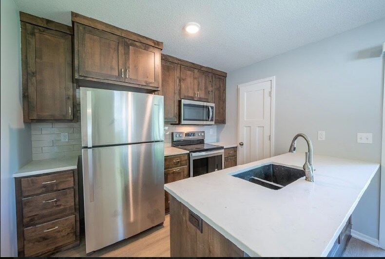 Building Photo - 619 4th Ave SE